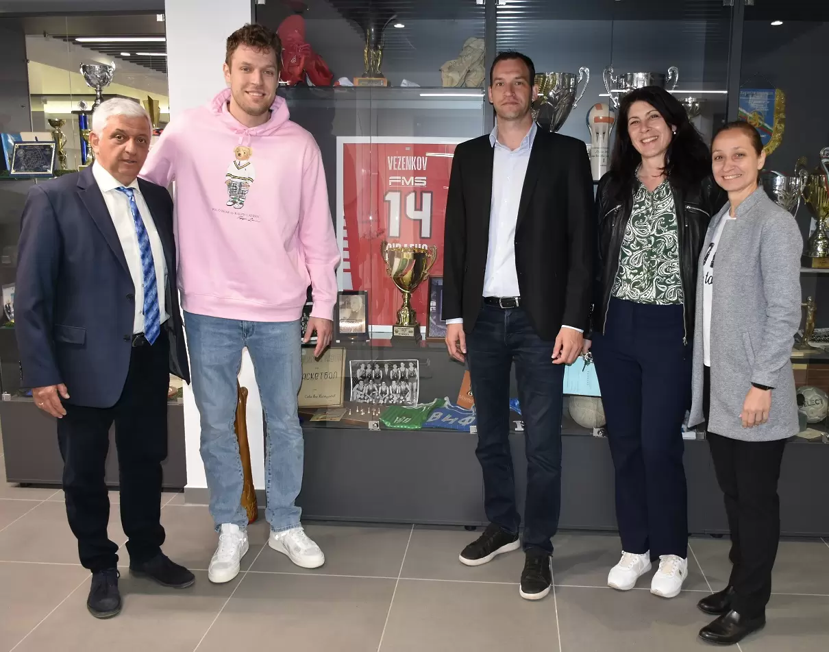 Александър Везенков в НСА, разговаря и се снима със състудентите си