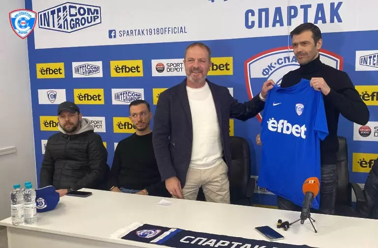 Президентът на Спартак Варна Павлин Николов при представянето на Росен Кирилов като треньор / spartakvarna.bg