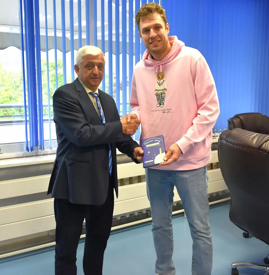 Александър Везенков в НСА, разговаря и се снима със състудентите си