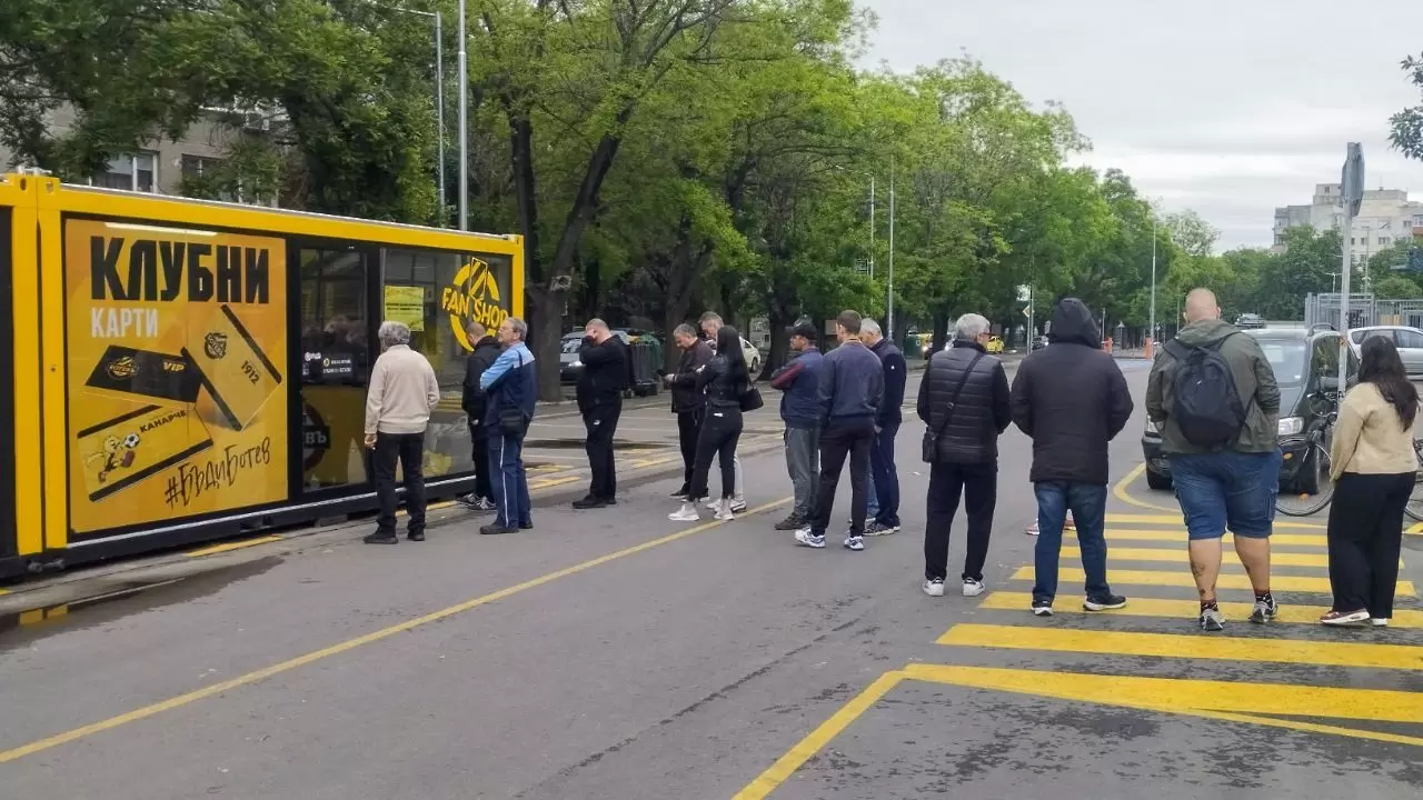 Феновете на Ботев Пловдив чакат за последните билети за мача срещу ЦСКА / dsport.bg