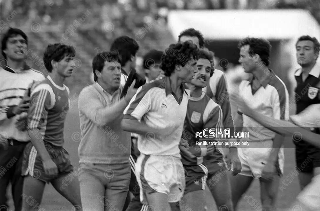 Момент от скандалния финал между ЦСКА и Левски за Купата през 1985 г. / fccska.com