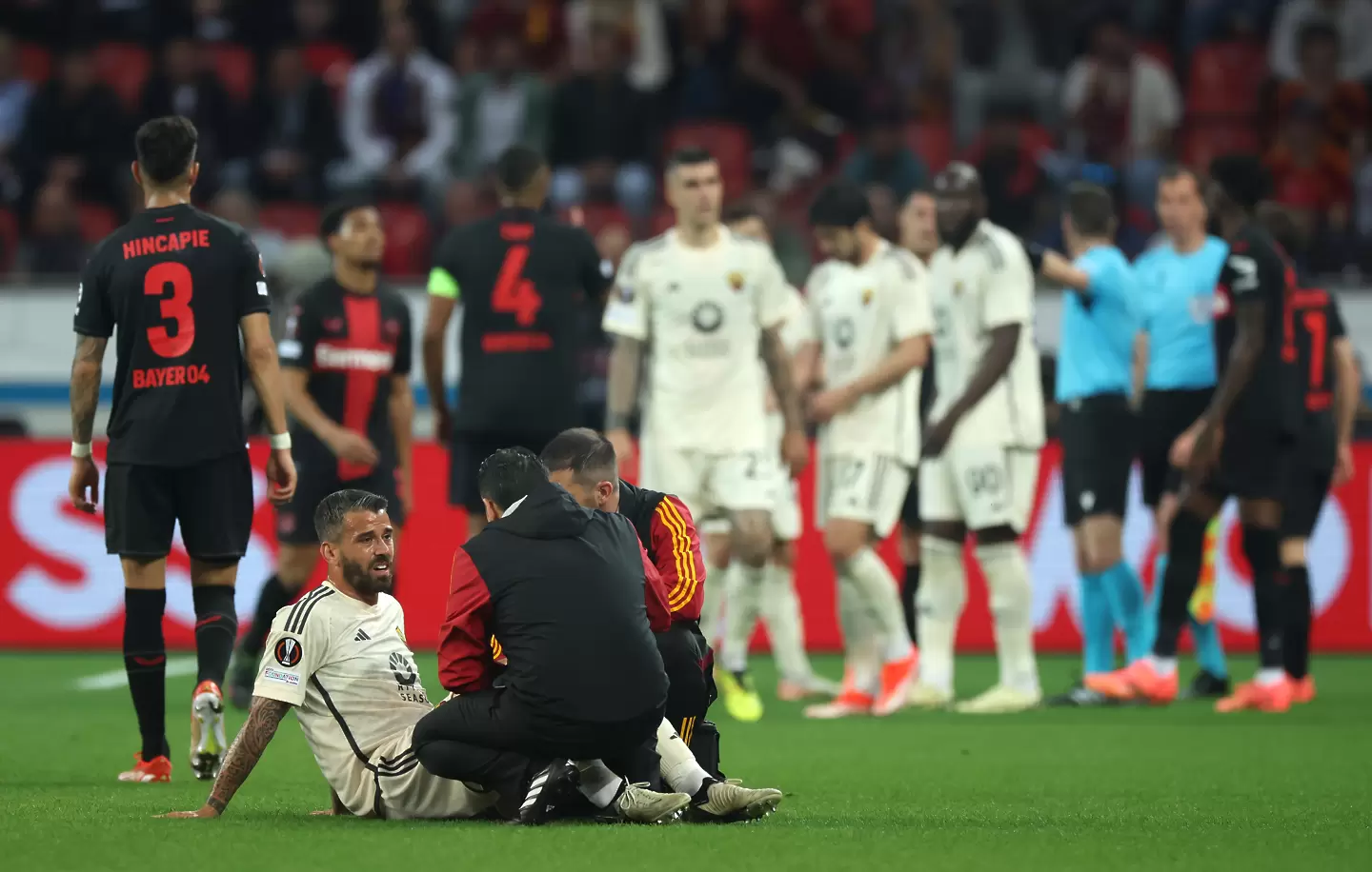 Левият бек на Рома Леонардо Спинацола получава лекарска помощ / Getty Images