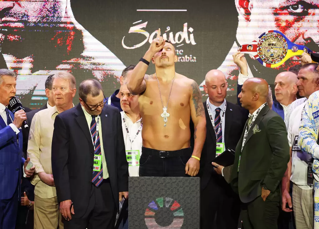 Украинецът Олександър Усик е с 4.5 по-лек от обявеното/ Getty Images