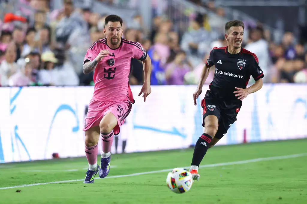 Лионел Меси е преодолял Педро Сантос от ДС Юнайтед в мача им от MLS / Getty Images