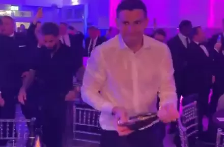 Емилиано Мартинес подготвя шампанското за Унай Емери / twitter.com/AVFCOfficial