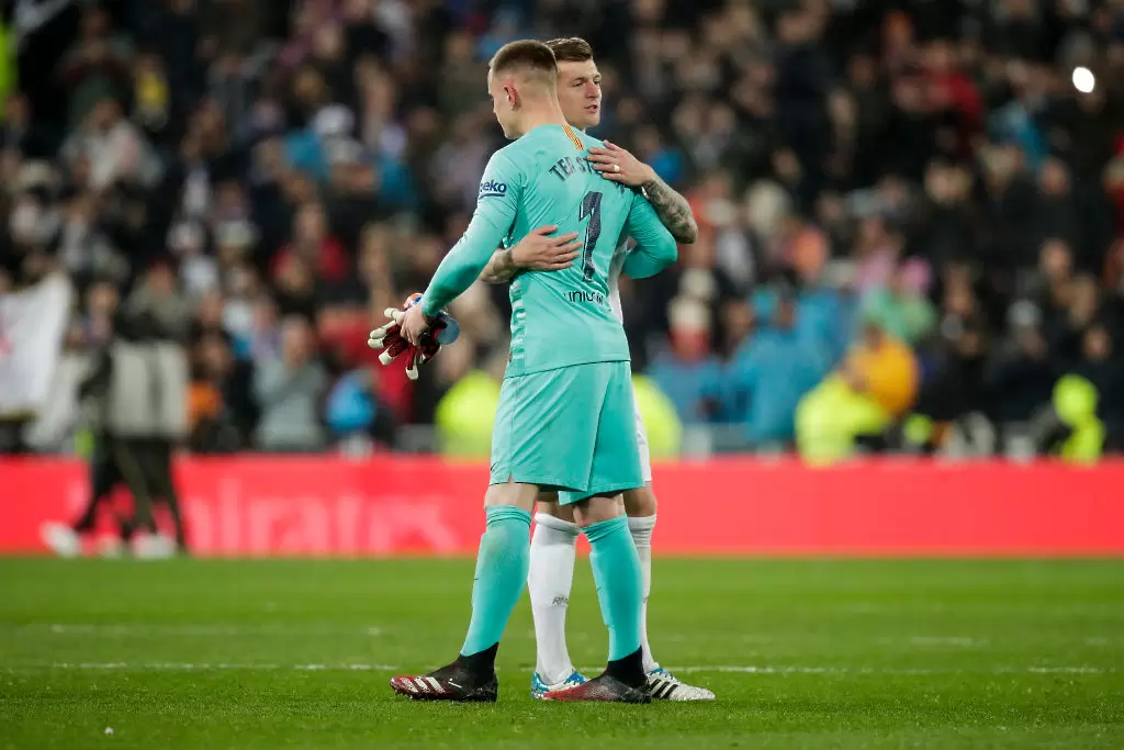 Марк-Андре тер Стеген и Тони Кроос в приятелска прегръдка след Ел Класико/Getty Images 