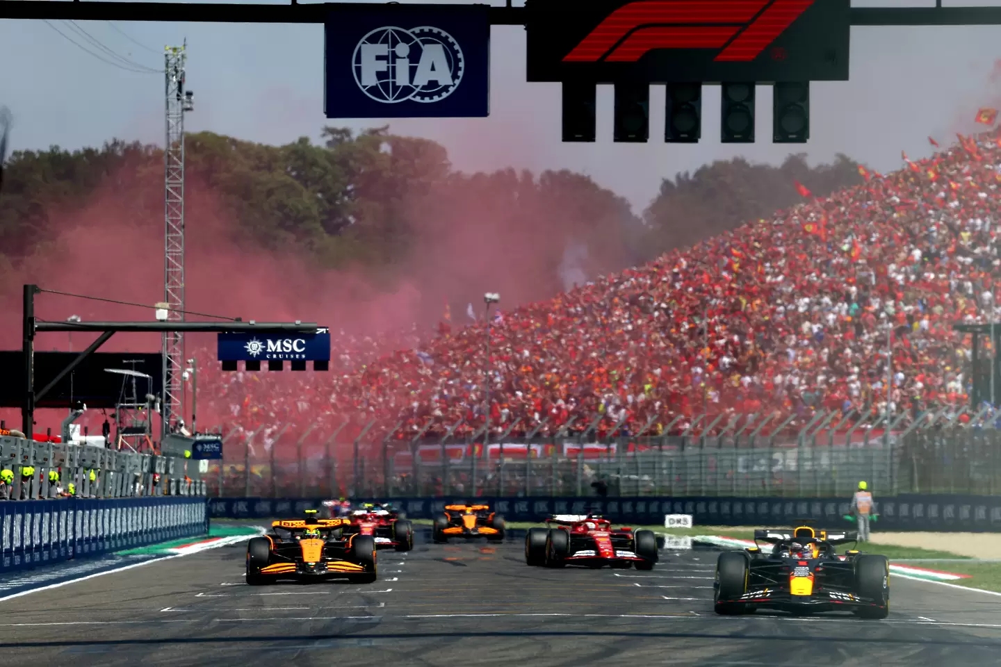 Макс Верстапен удържа атаката на Ландо Норис и триумфира на Имола  / Getty Images