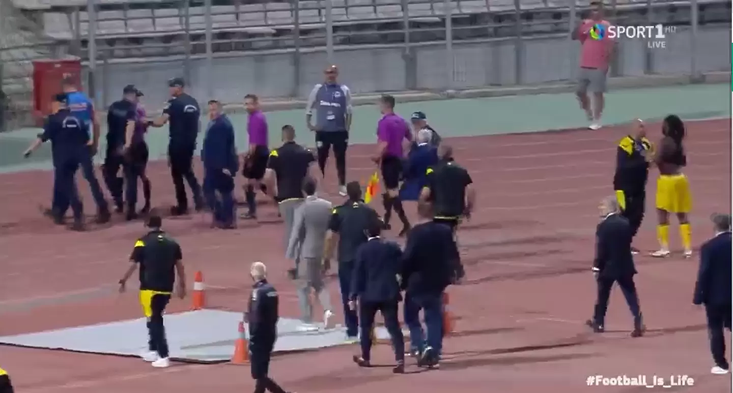 Полиция ескортира Стефани Фрапар след финала за Купата на Гърция / SPORT 1 HD