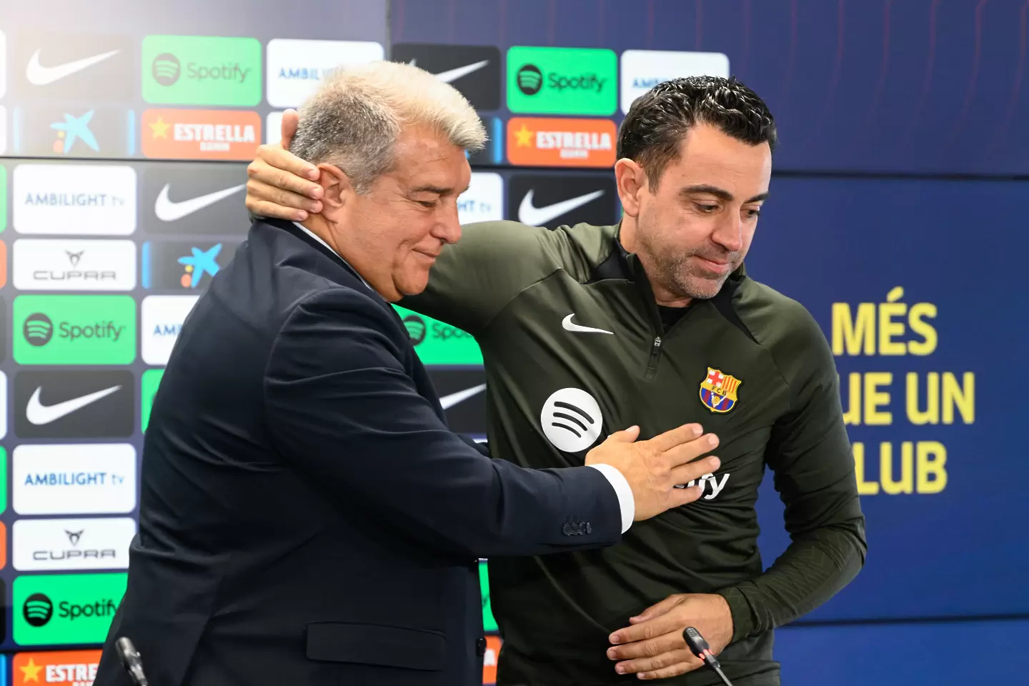 Жоан Лапорта и Шави Ернандес / Getty Images