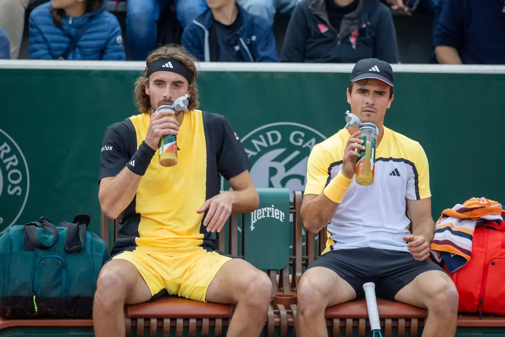 Стефанос Циципас и Петрос Циципас играят рамо до рамо на Ролан Гарос / Getty Images