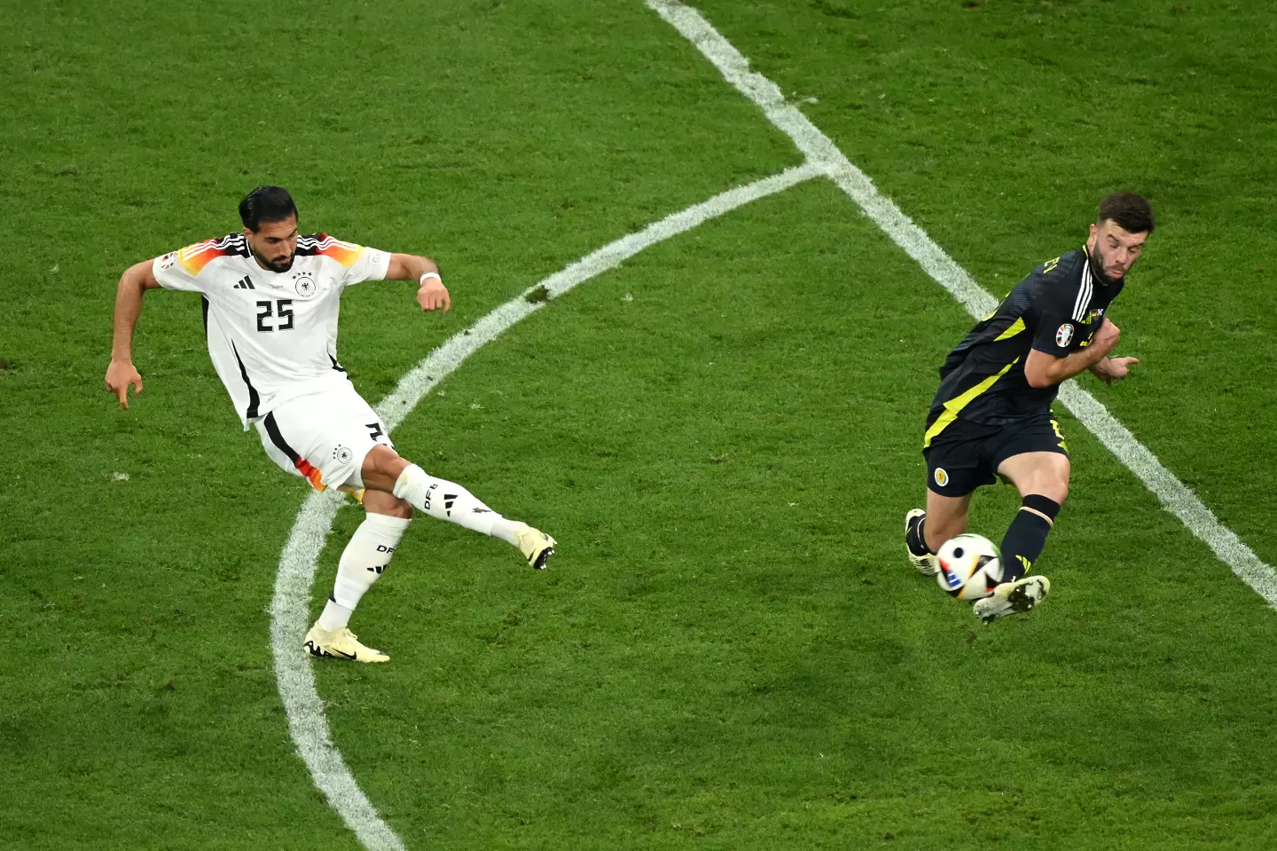 Емре Джан оформи крайния резултат срещу Шотландия / Getty Images