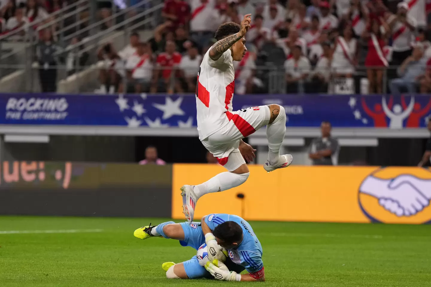 Вратарят на Чили Клаудио Браво и нападателят на Перу Пауло Гереро се превърнаха в двамата най-възрастни играчи в историята на Копа Америка / Getty Images