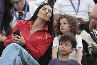 Той играе на Евро 2024, а съпругата и любовницата му го аплодират на трибуните