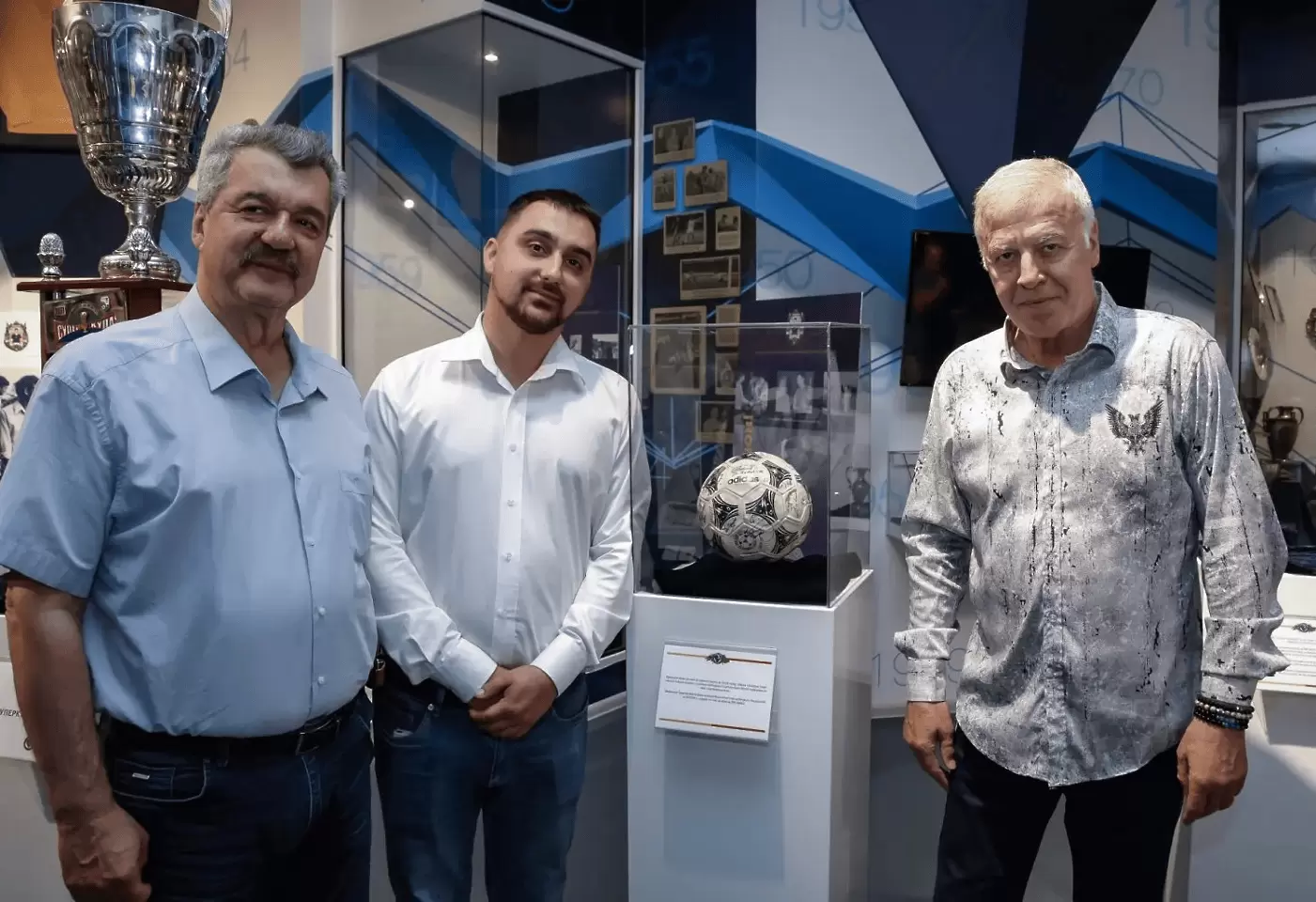 Тодор Батков направи дарение на клубната експозиция на Левски / https://levski.bg/
