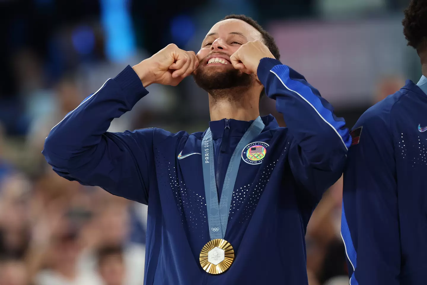 Стеф Къри със златния си медал от Игрите в Париж / Getty Images