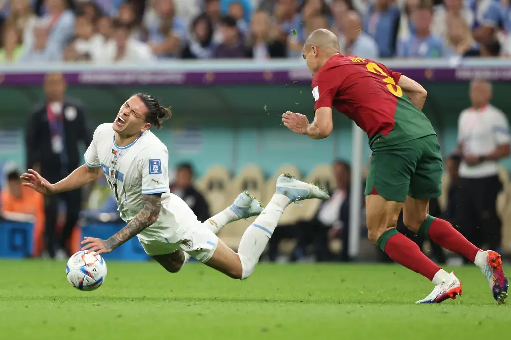 Пепе извършва нарушение срещу Дарвин Нуньес / Getty Images