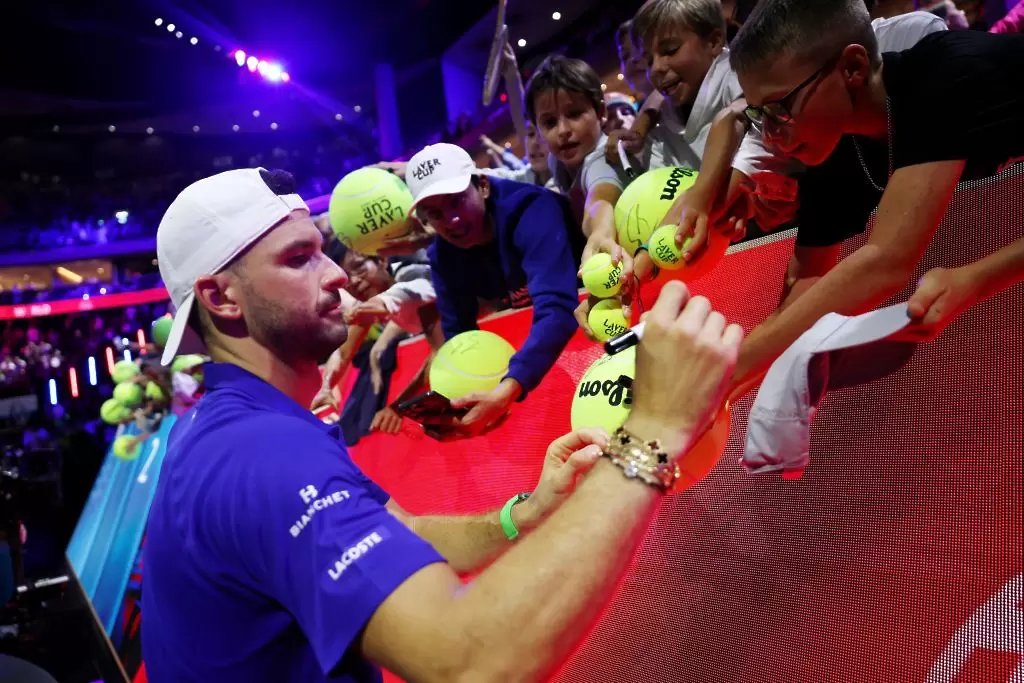 Григор Димитров раздава автографи след първия си мач на Laver Cup / Getty Images