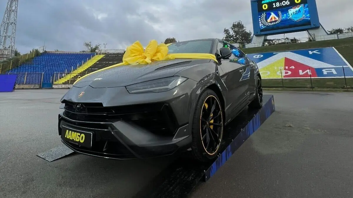 Lamborghini Urus S засия на стадиона по време на Левски – Арда