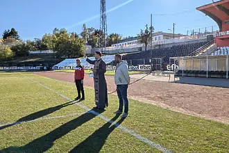 Поп освети стадиона на Локо Мездра преди мача с Ловеч