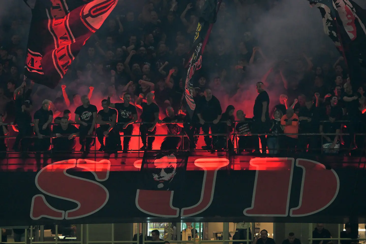 Феновете на Милан в Curva Sud / GettyImages