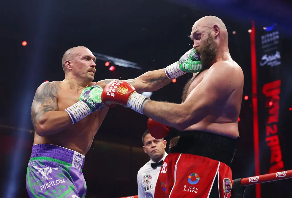 Момент от мача между Олександър Усик и Тайсън Фюри / Getty Images 