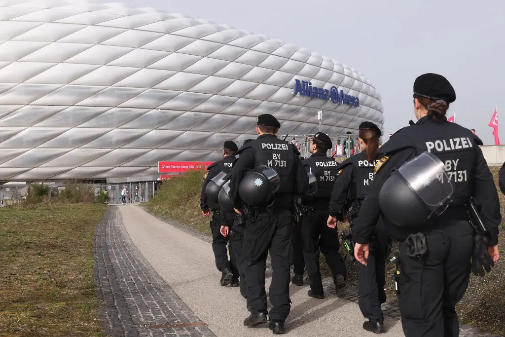 Полицаи пред Алианц Арена / Getty Images 