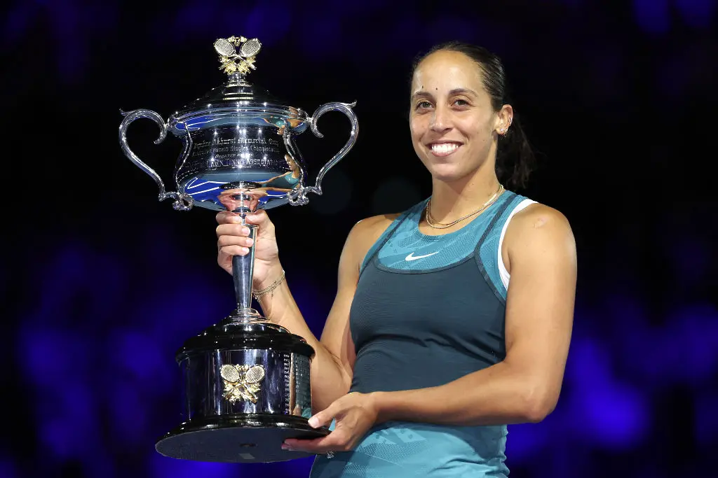 Мадисън Кийс с трофея от Australian Open / Getty Images 