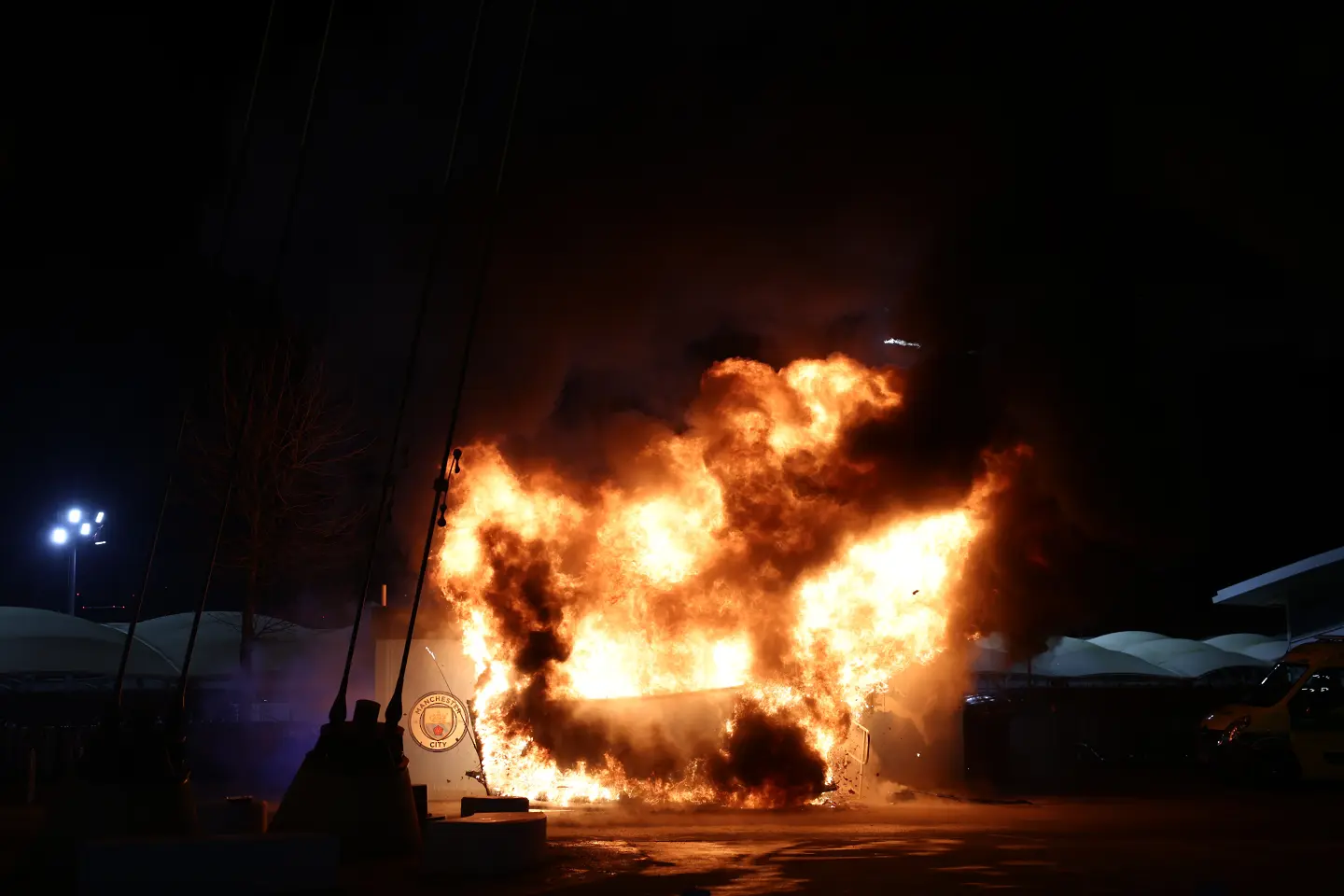 Пламна пожар край Етихад преди Манчестър Сити - Брюж / Getty Images