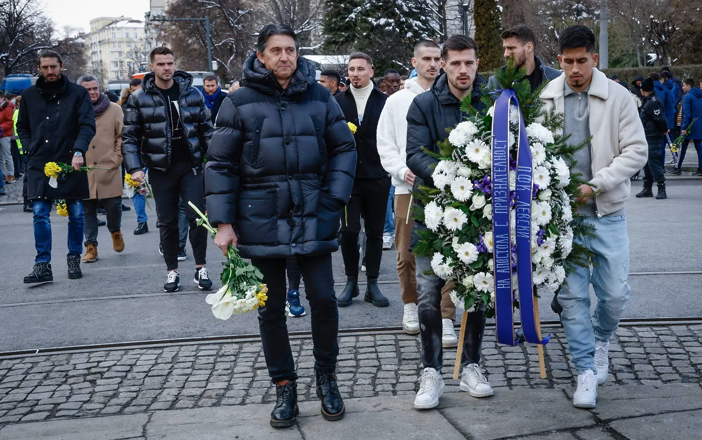 Даниел Боримиров, Марин Петков и Асен Митков поднасят венци на паметника на Васил Левски / startphoto.bg 