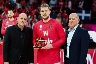 Везенков отново е номер 1, Олимпиакос скърши Партизан