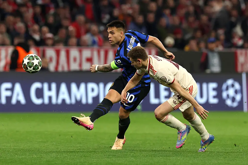 Лаутаро Мартинес стреля покрай Йосип Станишич / Getty Images 