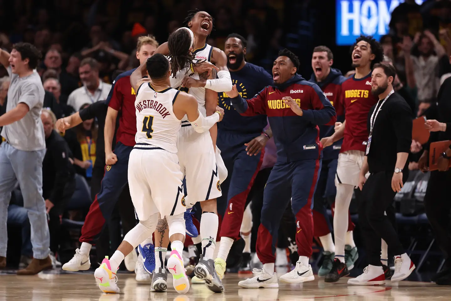 Радостта на играчите на Денвър Нъгетс / Getty Images