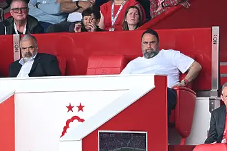 Собственикът на Нотингам пак показа буен нрав, слезе на терена и се конфронтира с мениджъра