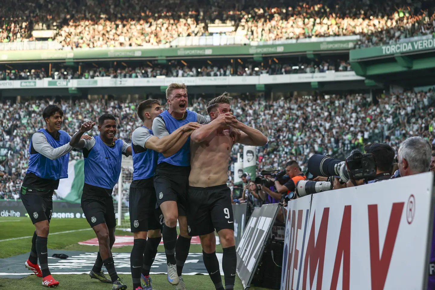 Играчите на Спортинг Лисабон се радват след гол / Getty Images