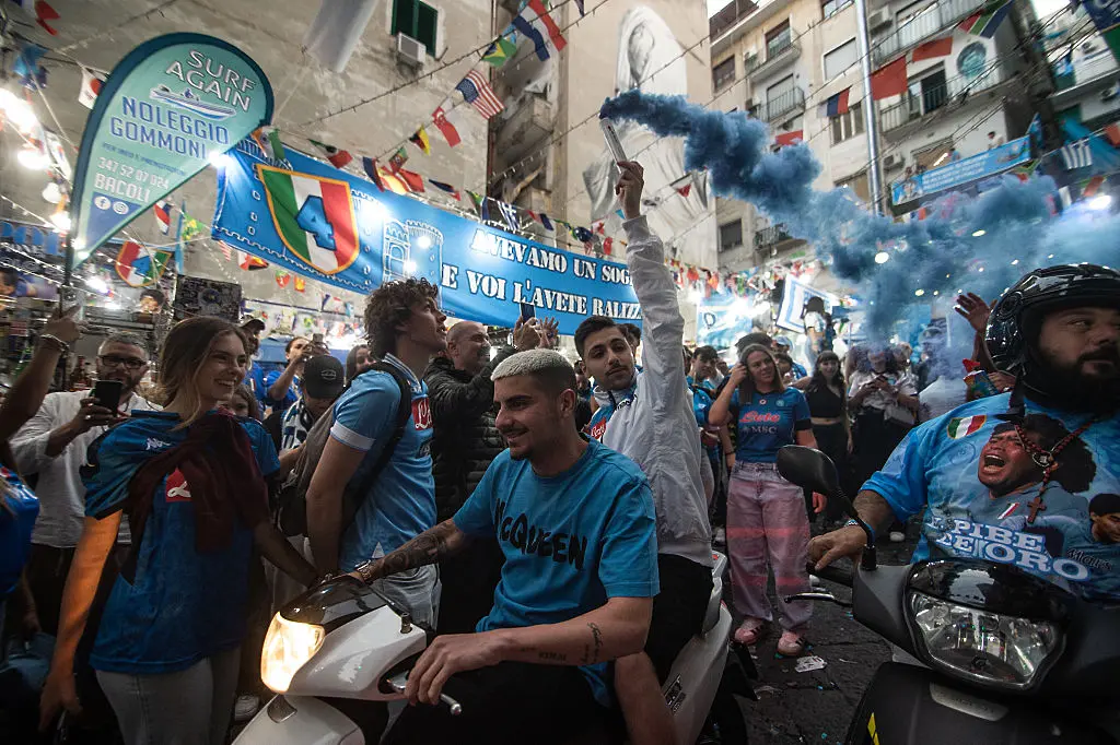 Феновете на Наполи празнуват четвъртата титла на Италия / Getty Images 