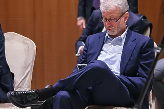 Британското правителство заплашва Роман Абрамович със съдебни действия