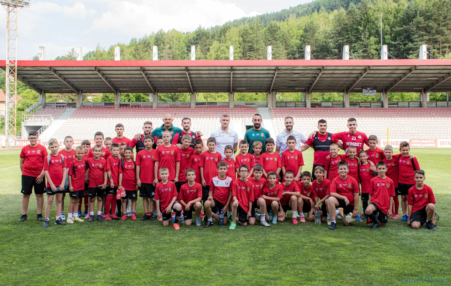 Представители на ЦСКА с деца от академията на Чавдар Етрополе / cska.bg 