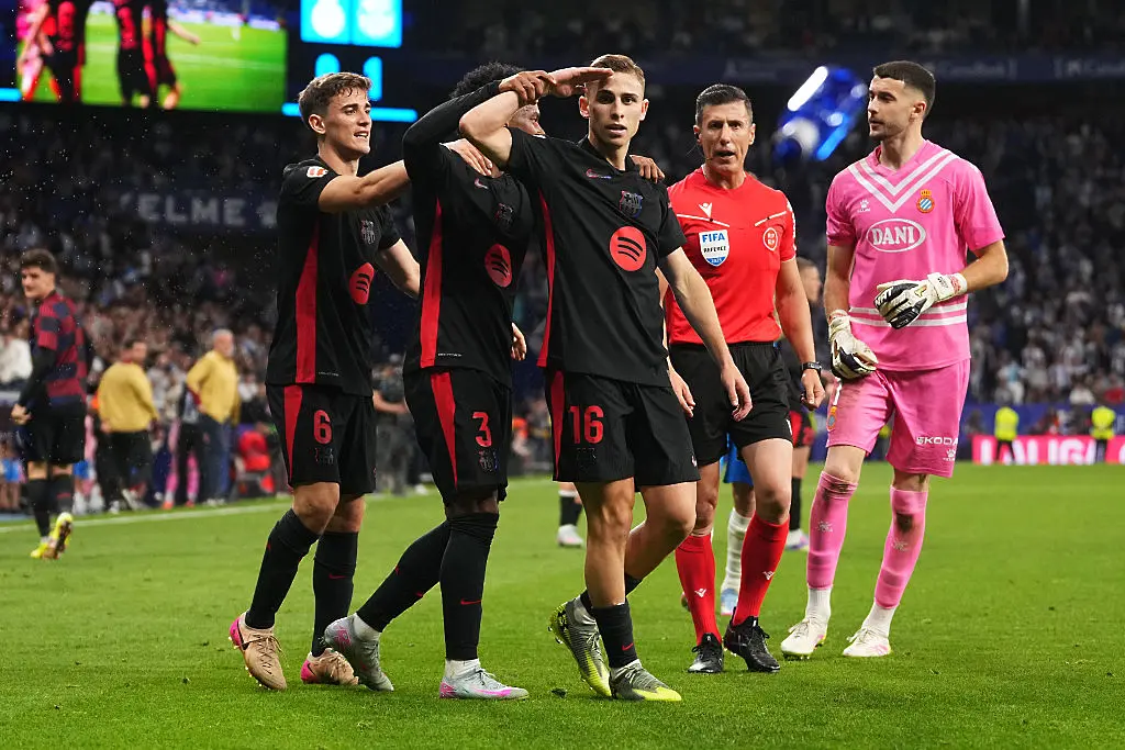Фермин Лопес козирува след гол / Getty Images 