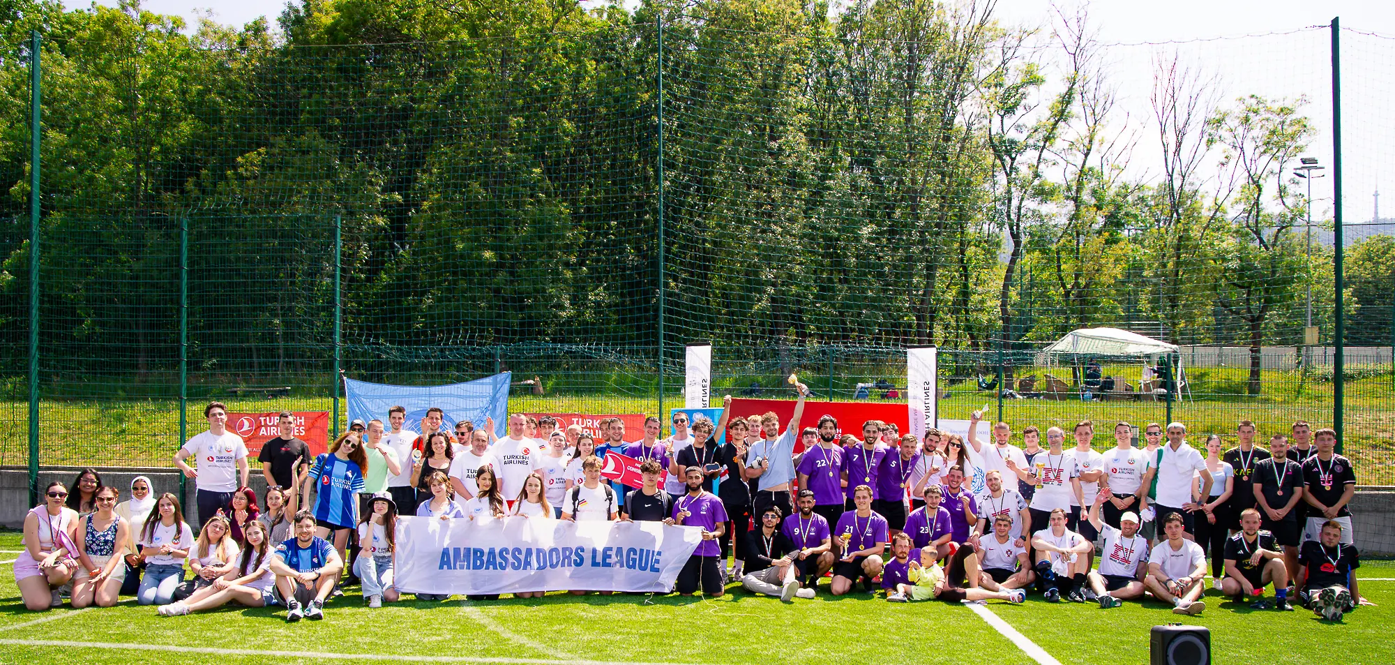 Футбол и солидарност на едно място: Ambassadors’ League 2025 събра посланици, студенти и звезди в Бояна