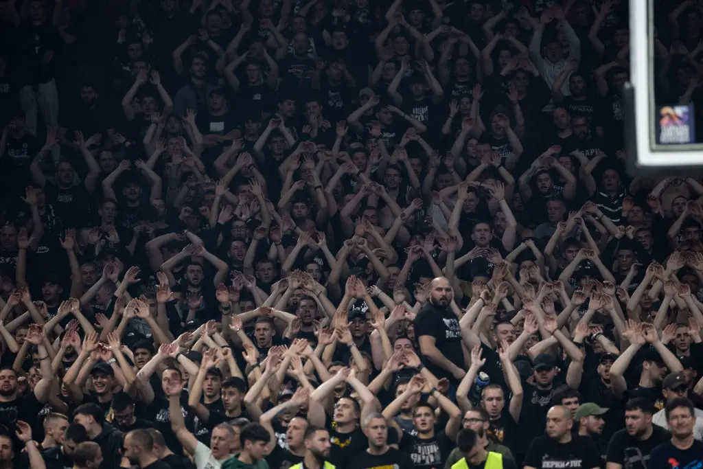 Феновете на Партизан по време на мач / Getty Images 