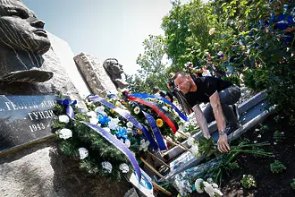 От Левски поднесоха венци на гроба на Аспарухов и Котков