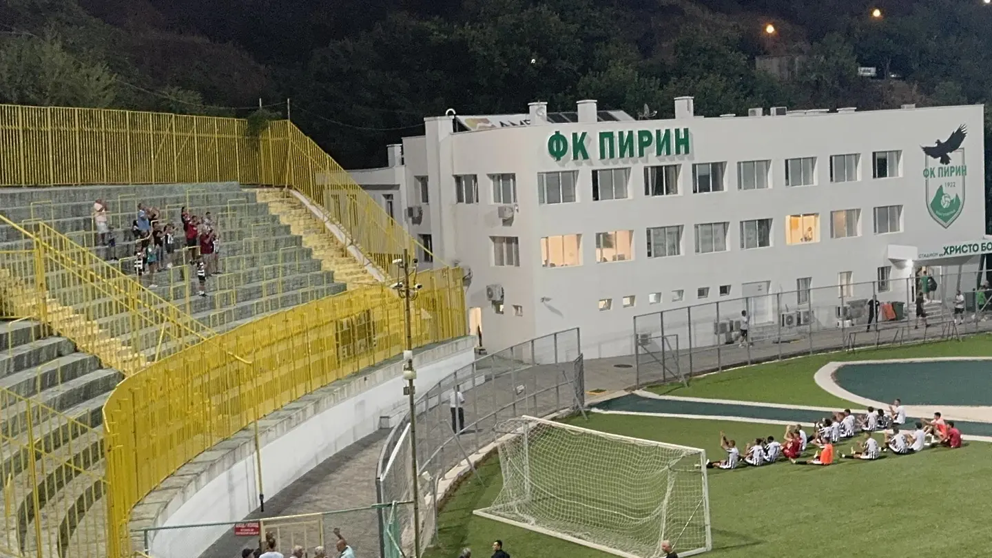 Локомотив Горна Оряховица с феновете си в Благоевград / Facebook.com/Lokomotiv GO