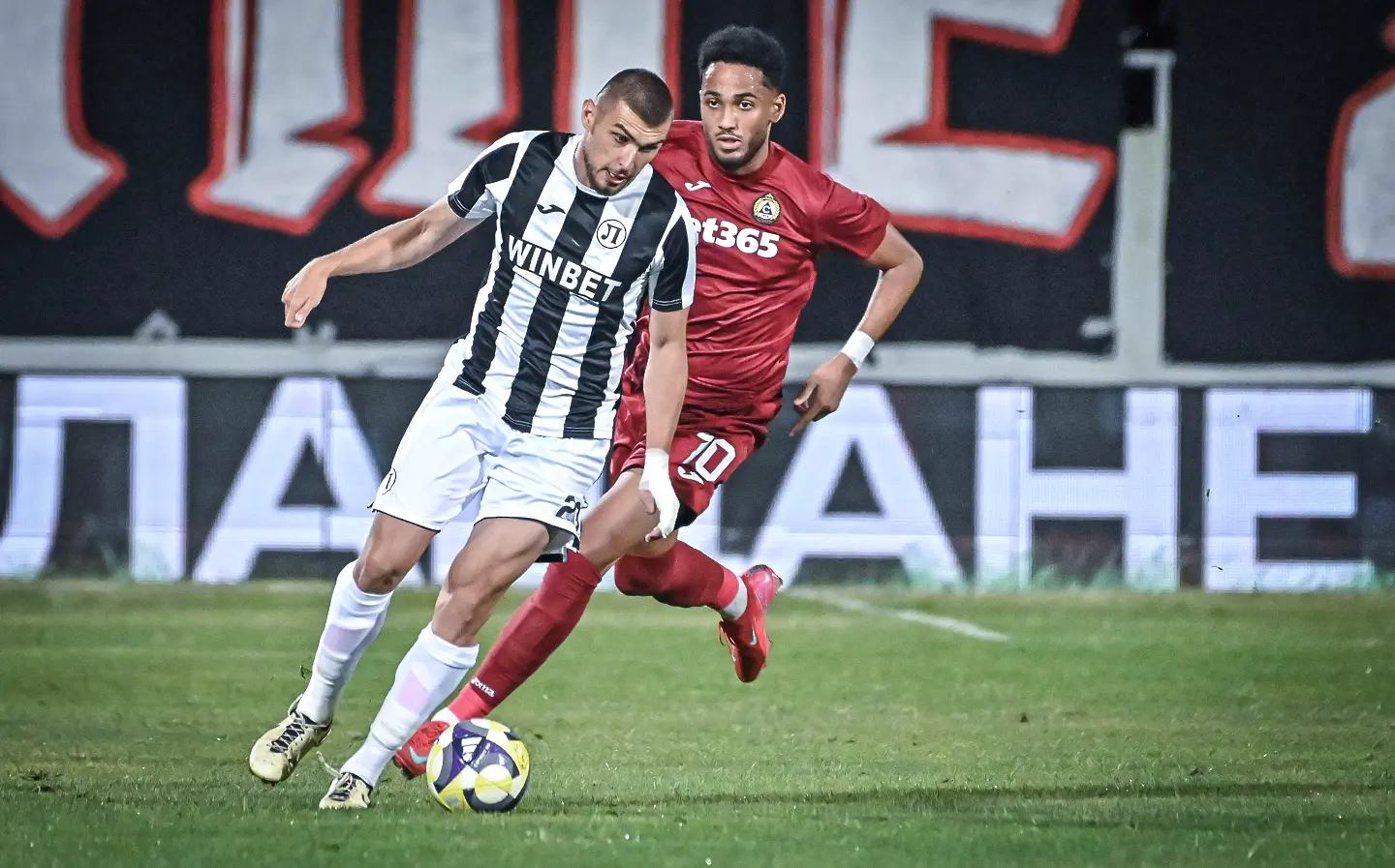 Ефе Али владее топката пред Янис Гермуш / startphoto.bg 