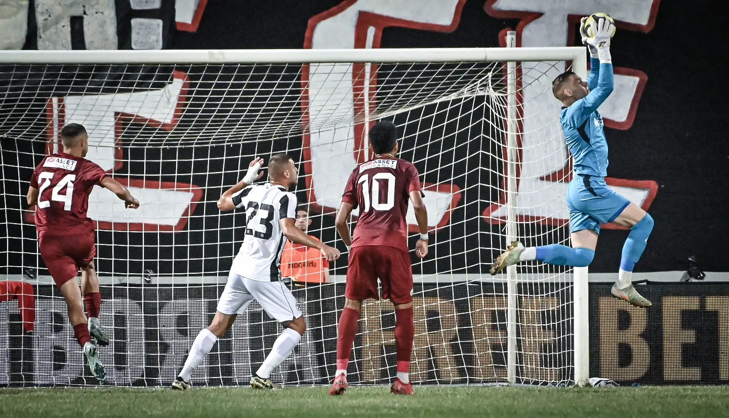 Боян Милосавлйевич улавя топката / startphoto.bg 