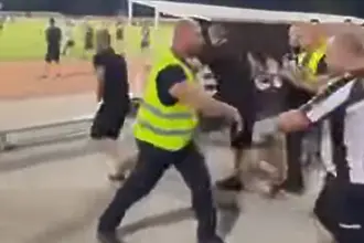 Грозни сцени в Горна Оряховица: фенове на Локо нахлуха, има пострадали футболисти (ВИДЕО)