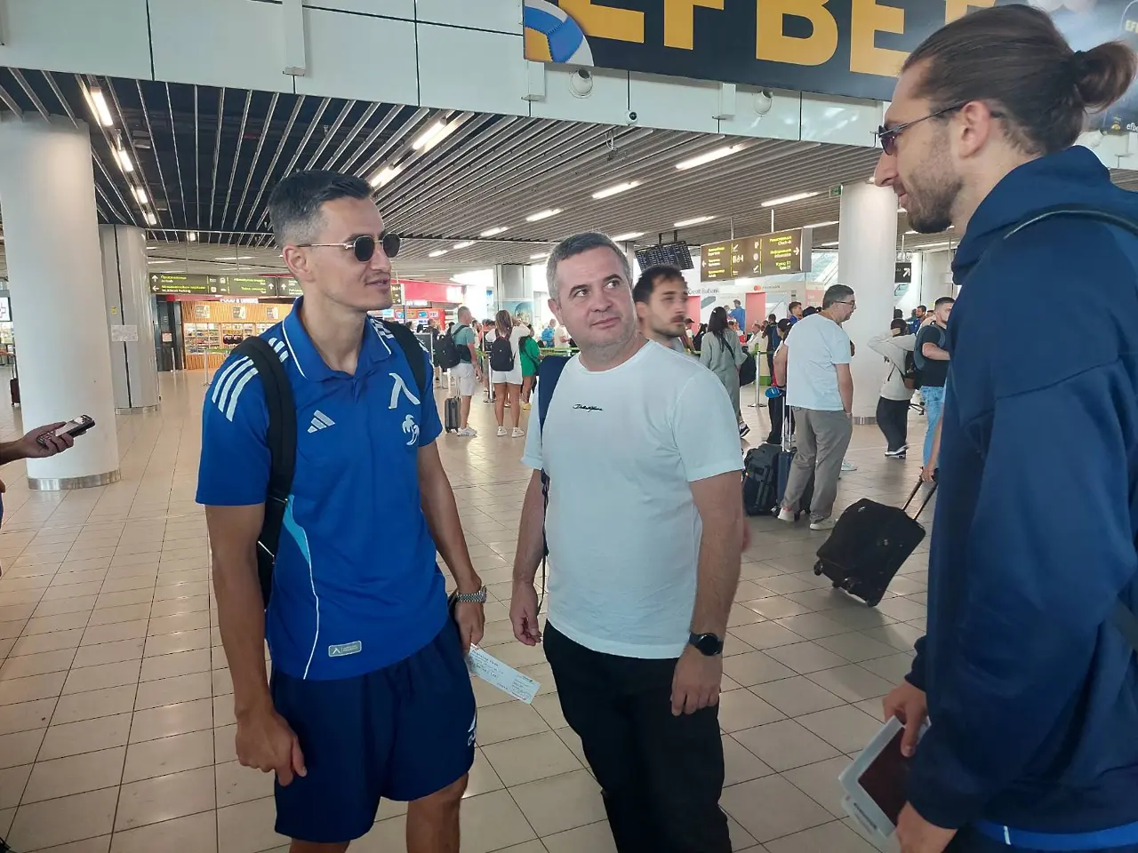 Левски замина за Баку с Костадинов, но без Сангаре (ВИДЕО)