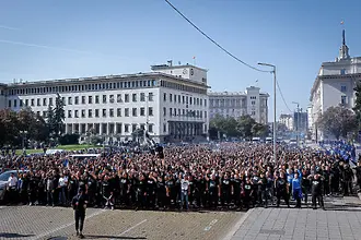 Феновете на Левски с шествие преди мача срещу АЗ Алкмаар