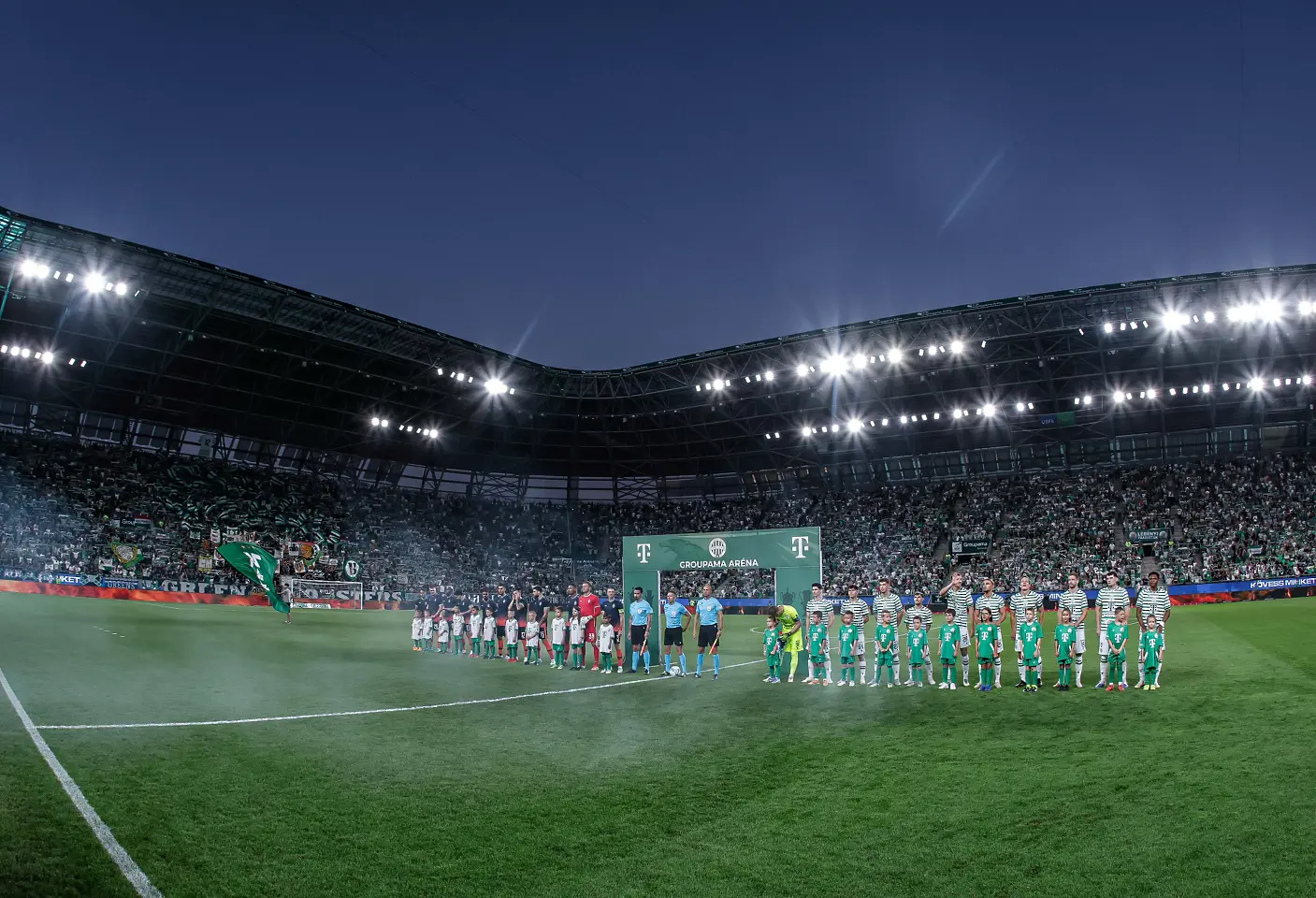 Феновете на Ференцварош донесоха глоба на отбора / startphoto.bg