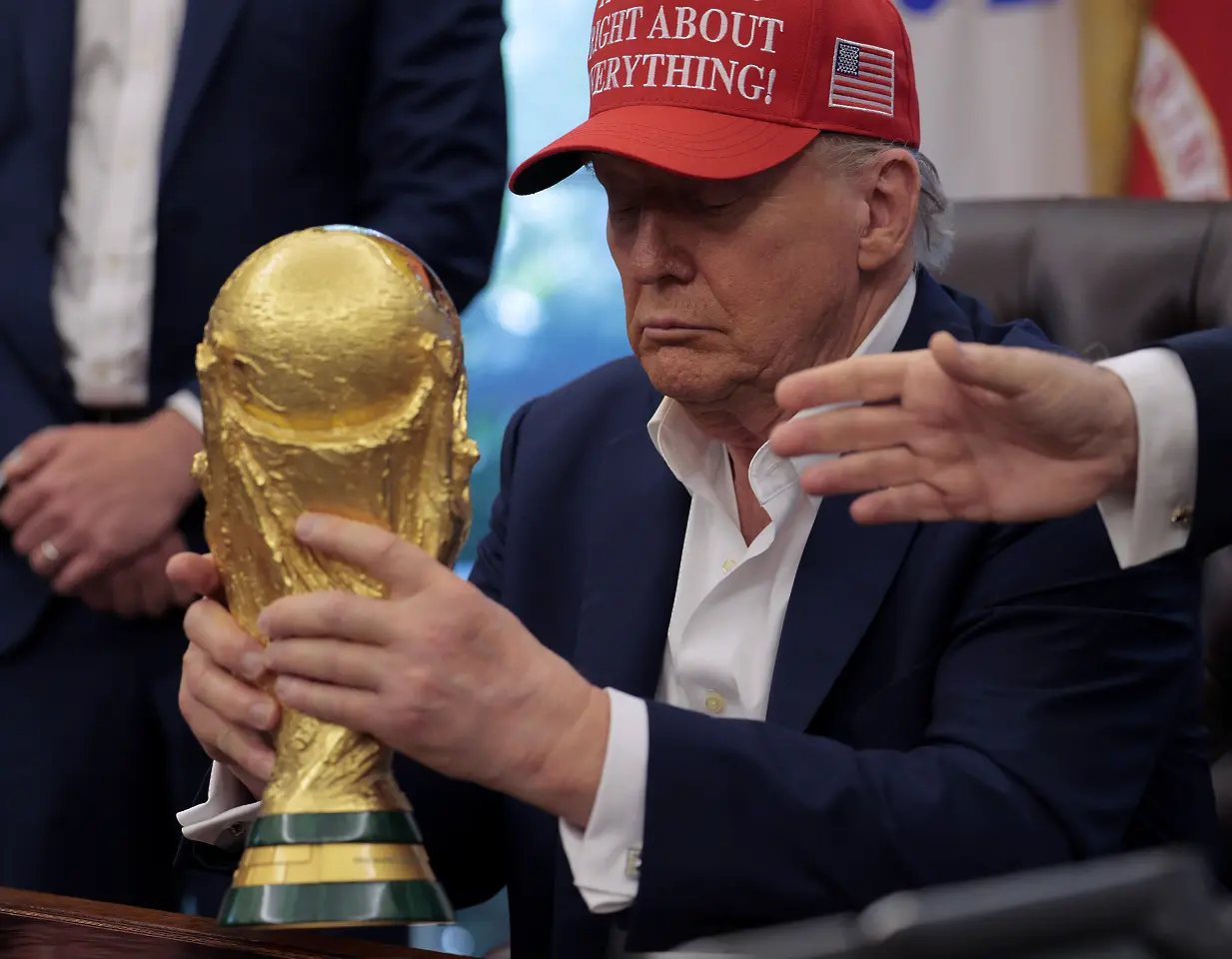 Доналд Тръмп с трофея от Световното първенство / Getty Images