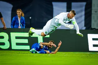 На живо: Гидженов свири дузпа за Левски, гледа ВАР и я отмени